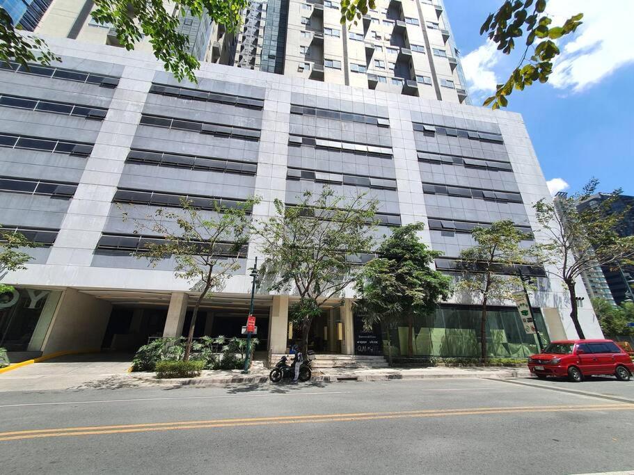 BGC Taguig Cozy 2 bedroom loft, with stunning BGC skyline view! view 5