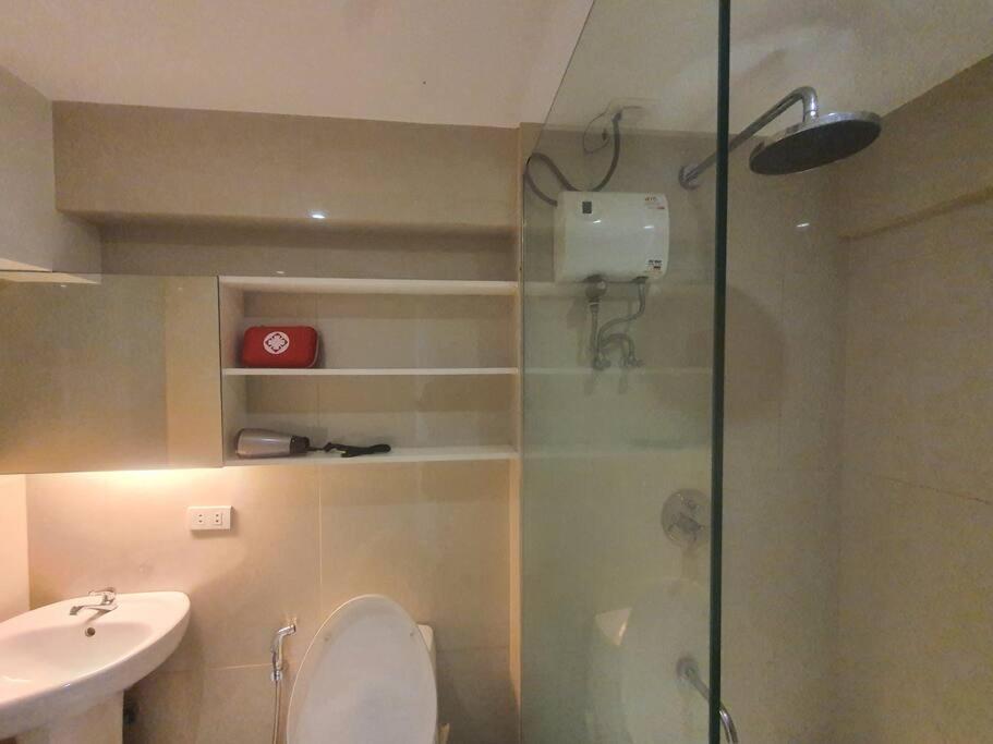 BGC Taguig Cozy 2 bedroom loft, with stunning BGC skyline view! view 2