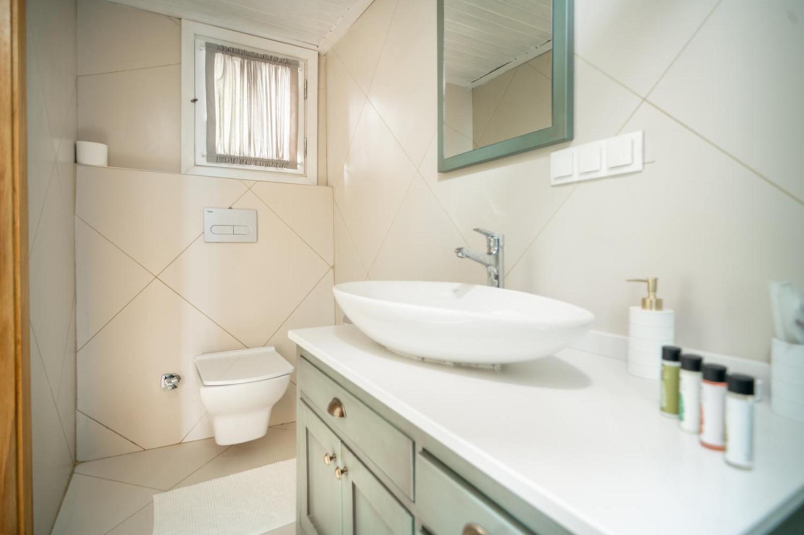 MINIQ HOMES 104 - The Luxurious Stone Retreat