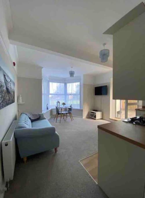 SeaBright; one bed apartment with garden and parking