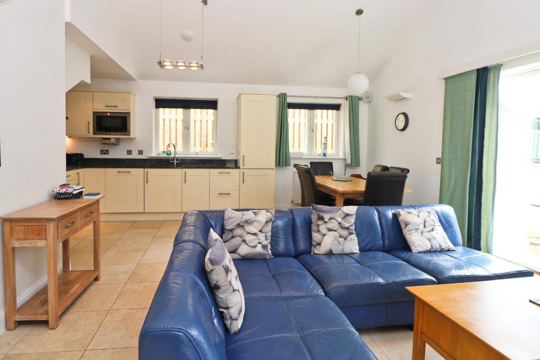 BY THE BEACH, spacious, garden & parking view 2