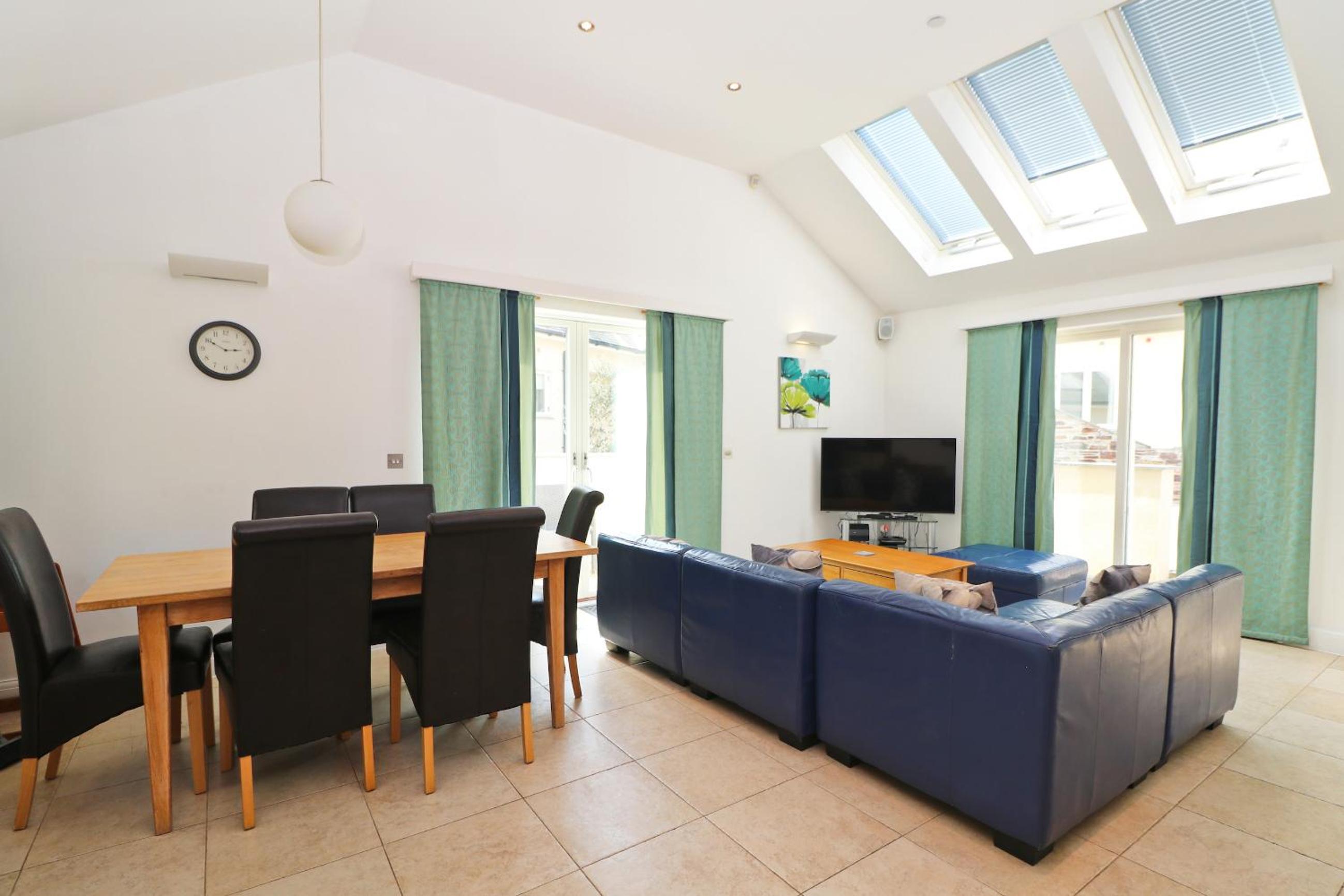 BY THE BEACH, spacious, garden & parking view 3