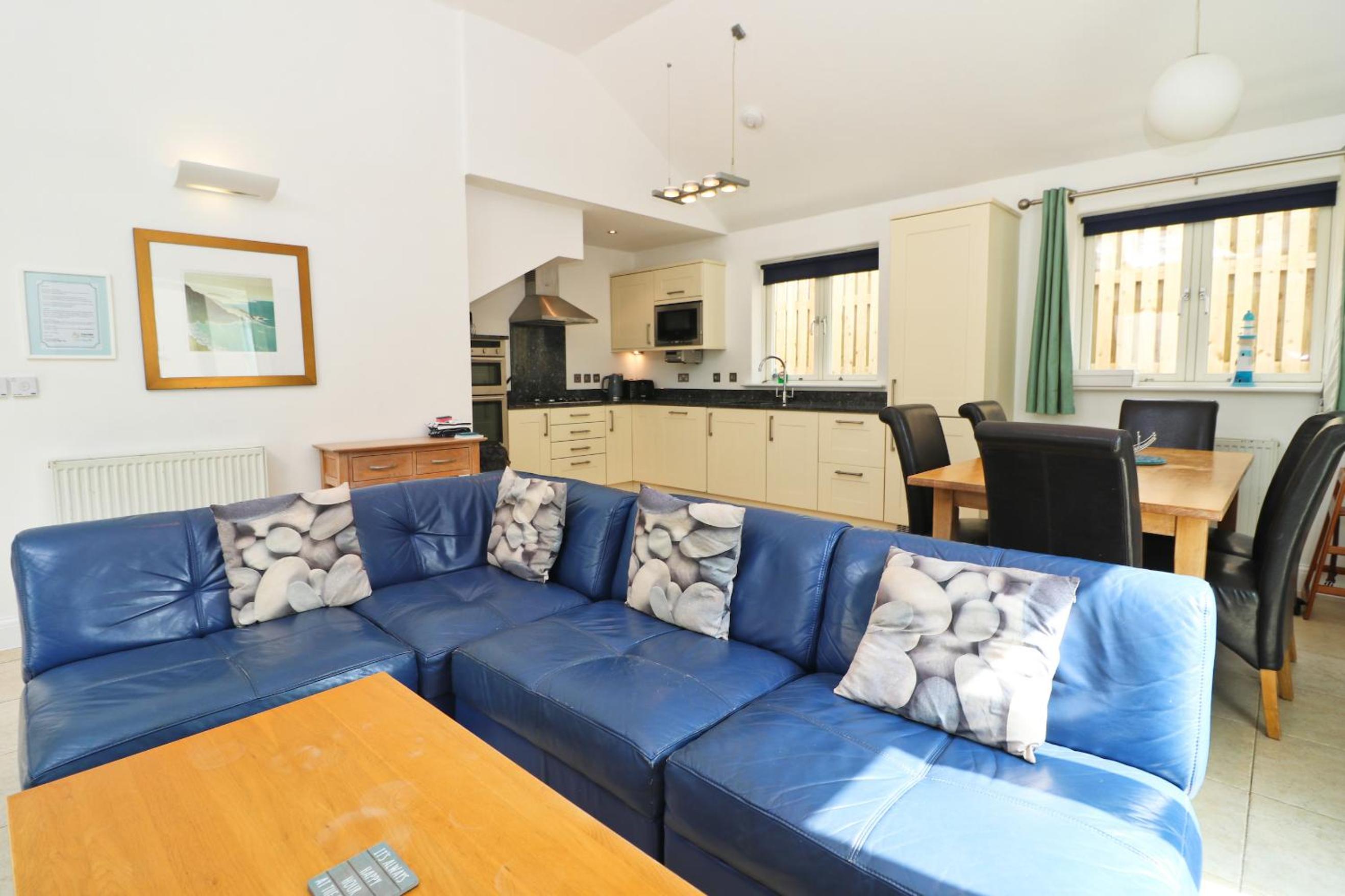 BY THE BEACH, spacious, garden & parking view 4