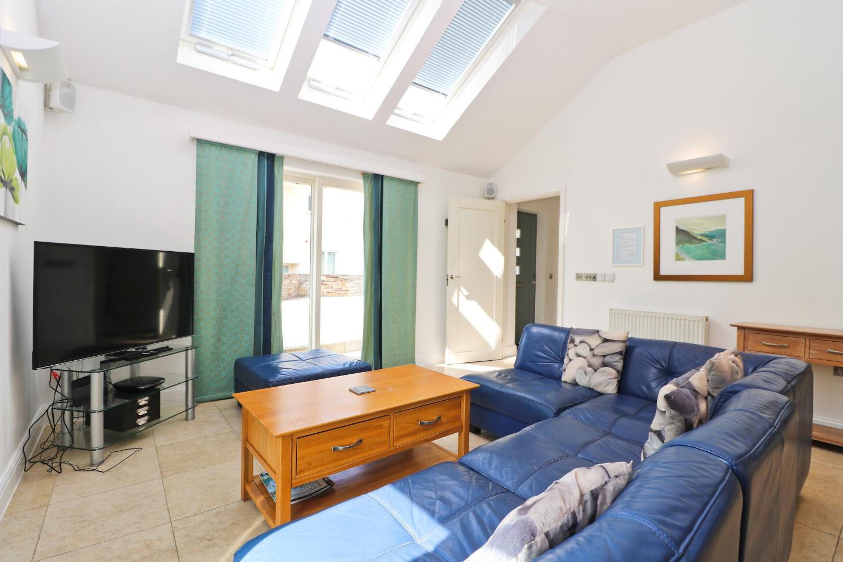 BY THE BEACH, spacious, garden & parking view 5