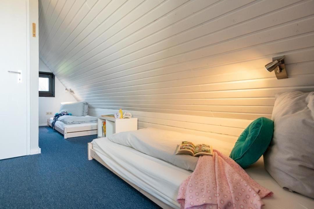 Am-hohen-Ufer-Reetdach-Haus-Strand-Ahoi-131