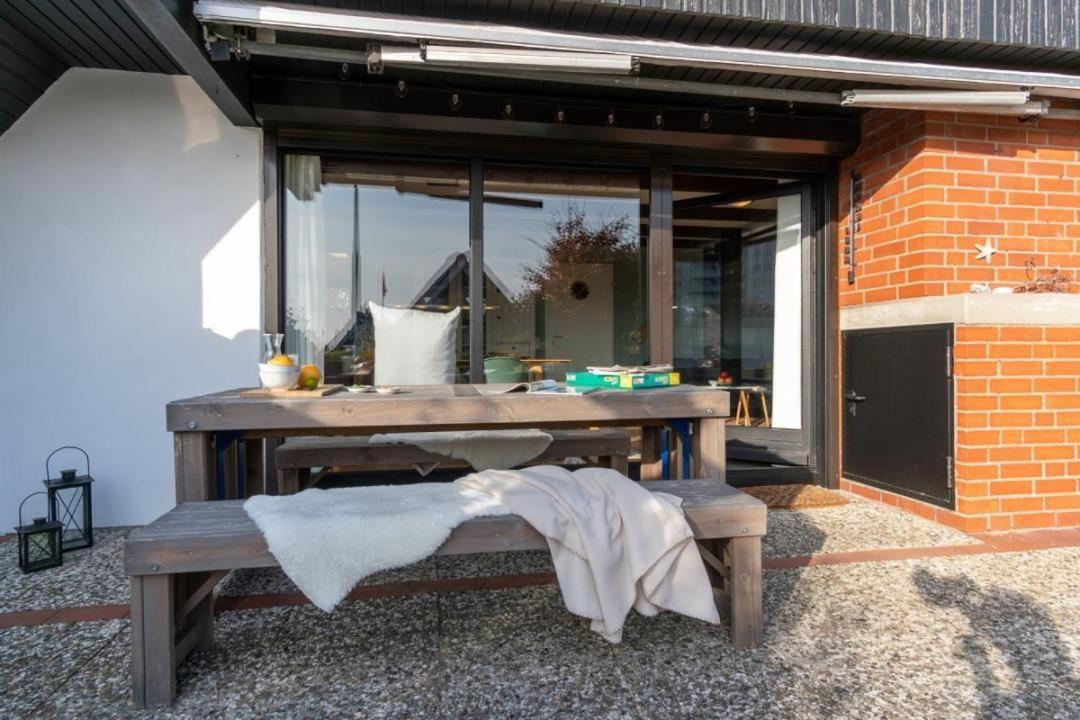 Am-hohen-Ufer-Reetdach-Haus-Strand-Ahoi-131