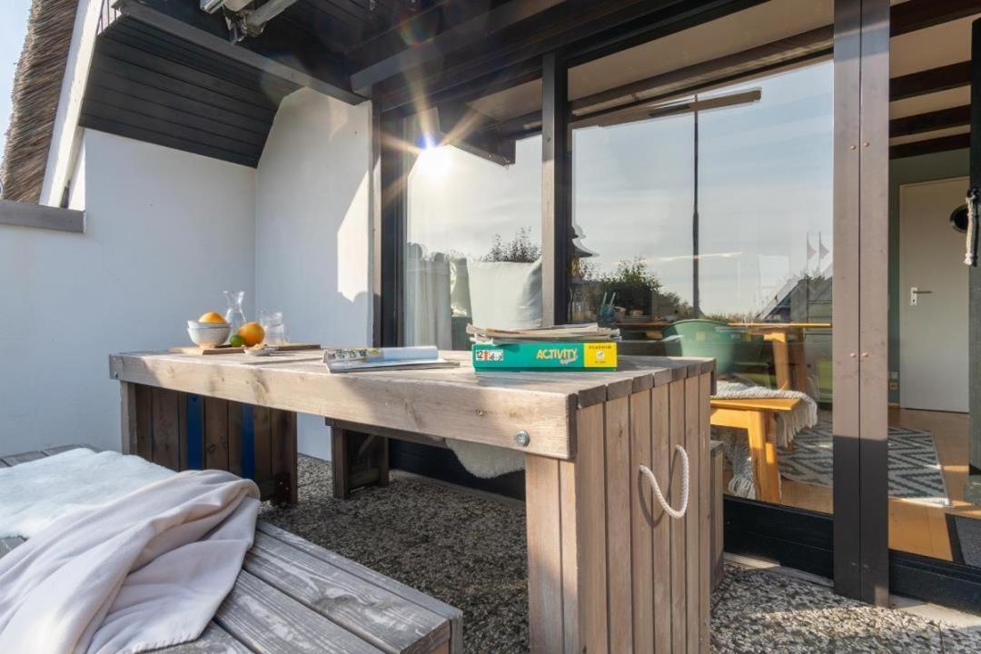 Am-hohen-Ufer-Reetdach-Haus-Strand-Ahoi-131