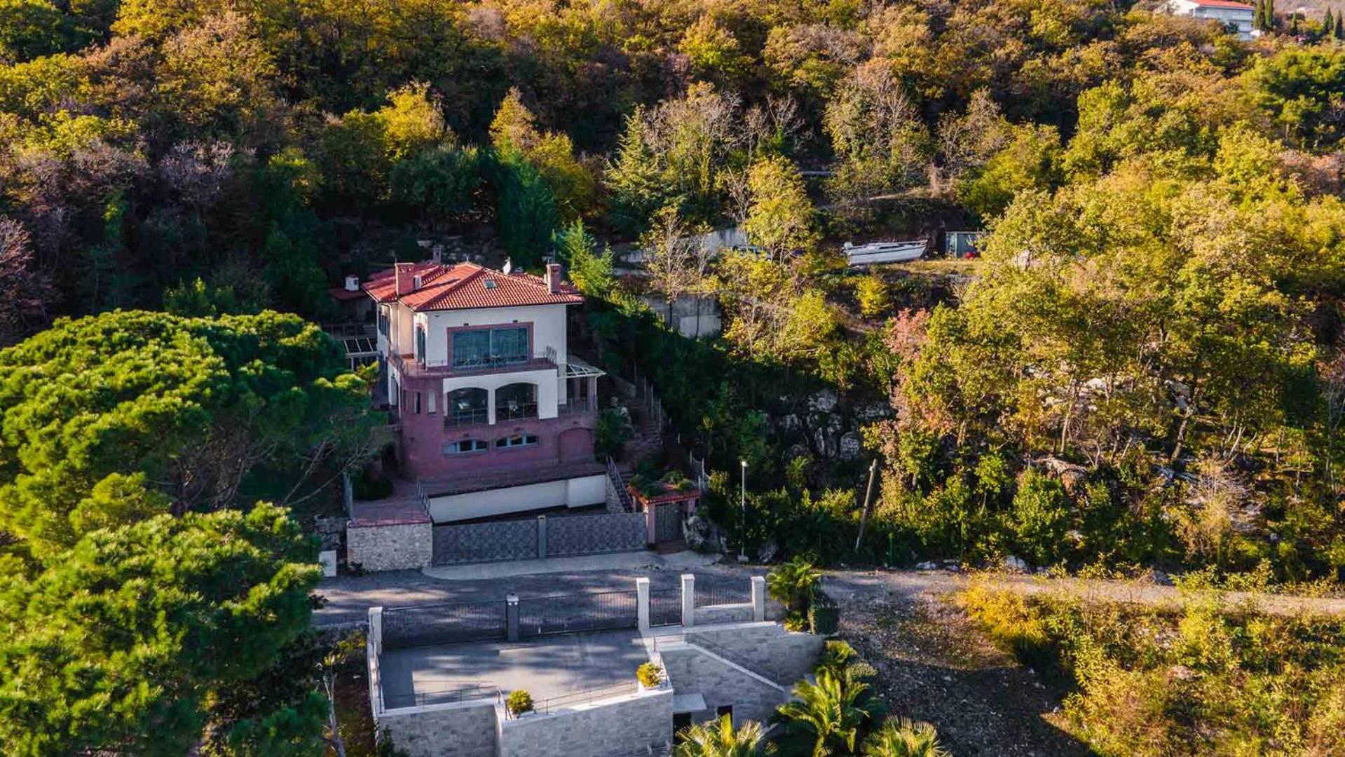Luxury villa with stunning view view 4