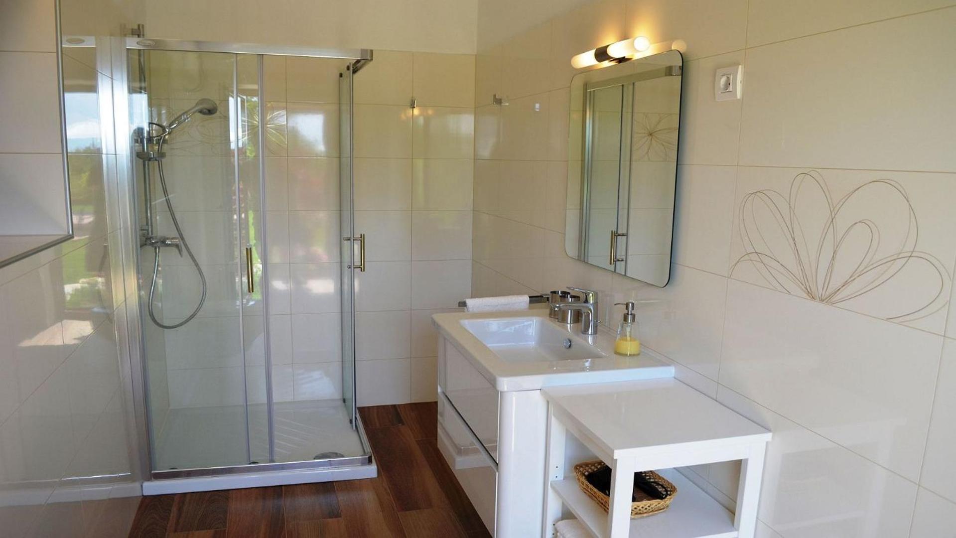 Spacious poolside villa with beautiful garden in Kringa view 5