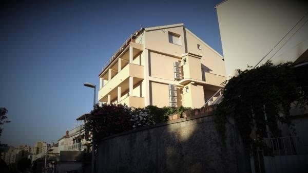 Inviting 4 Sleeper Apartment in Split — Split