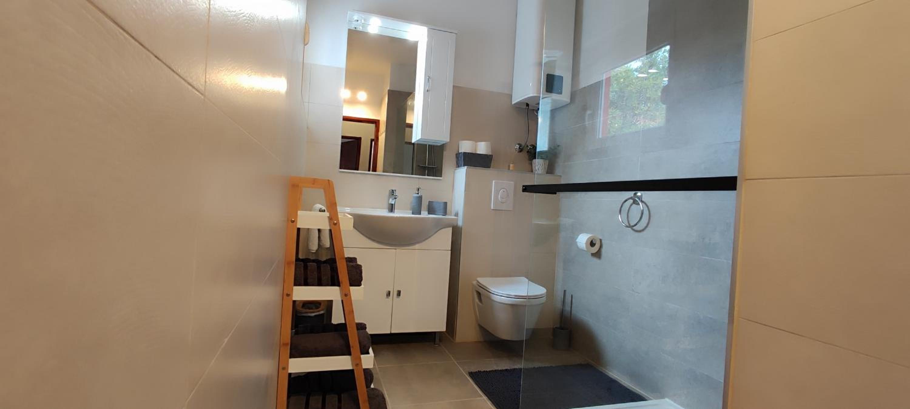 Spacious apartment in Stari Grad, 80 m², serene garden
