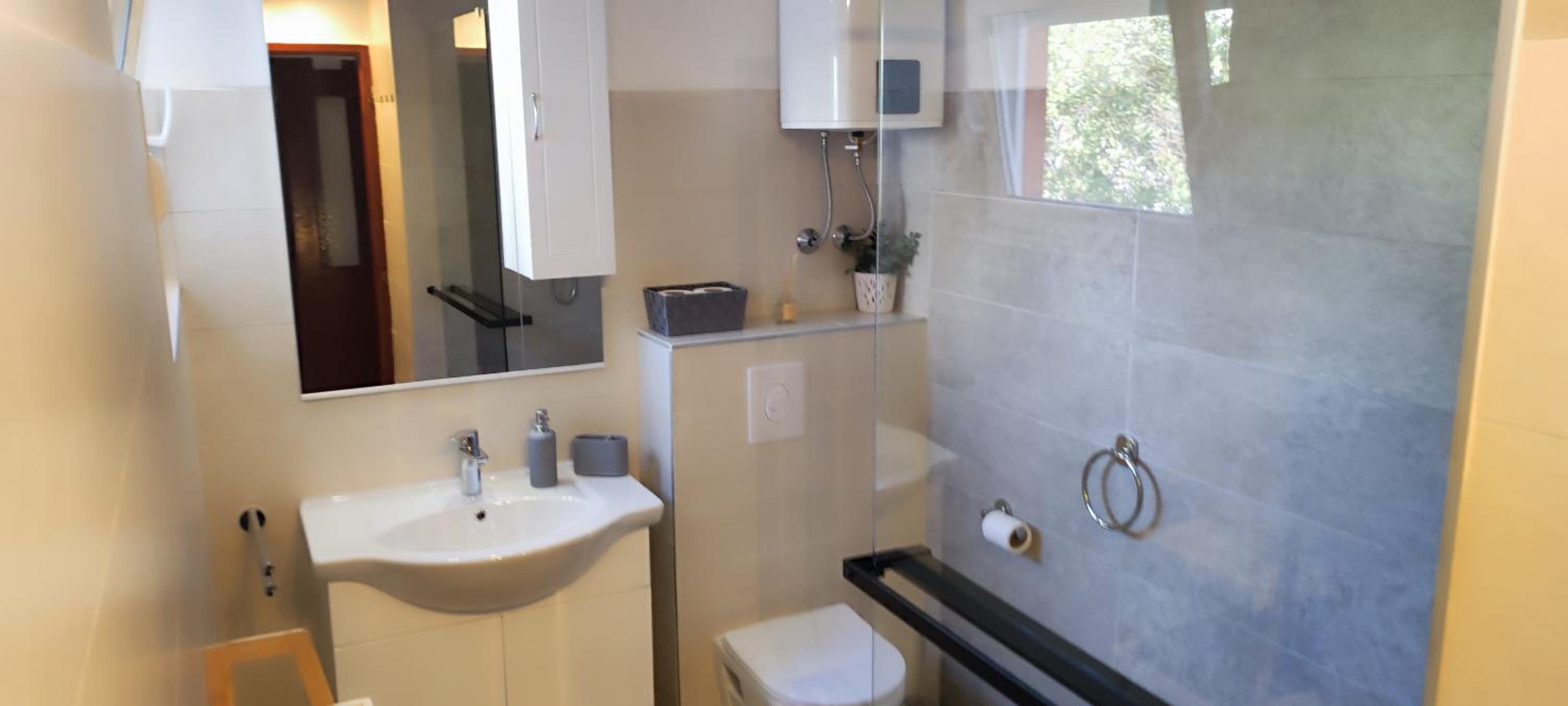 Spacious apartment in Stari Grad, 80 m², serene garden