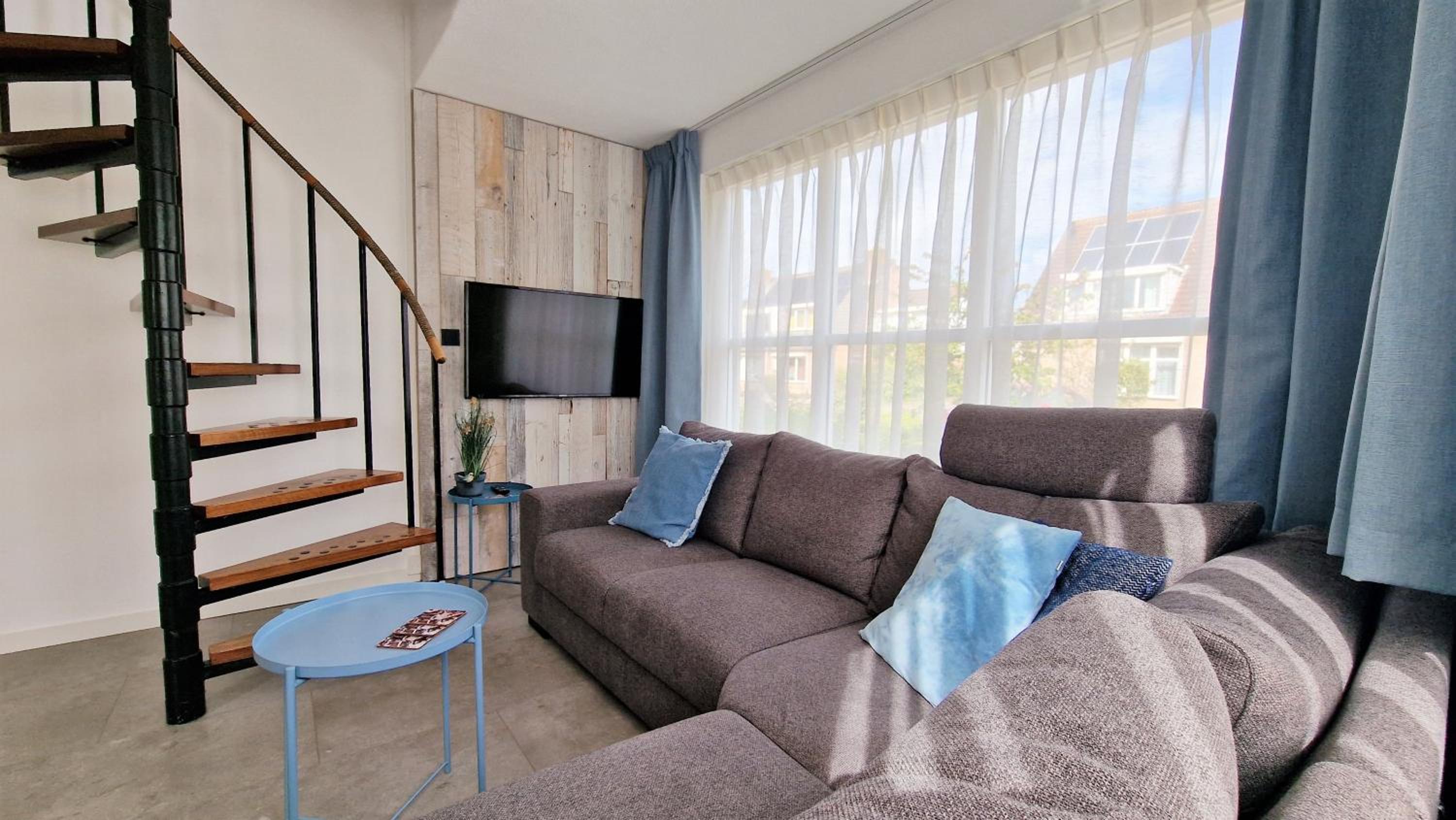 DCL03 modern holiday home with terrace view 3