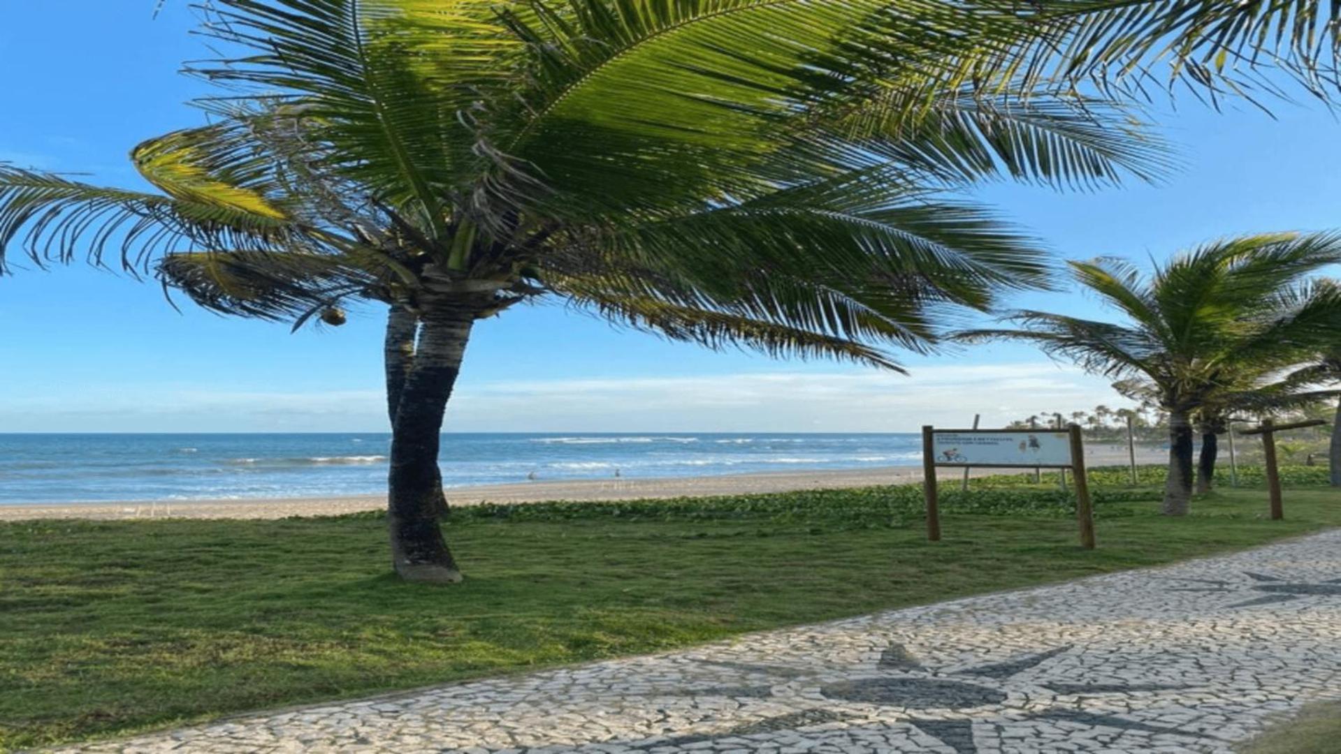 Beachfront house with garage in Guarajuba Beach