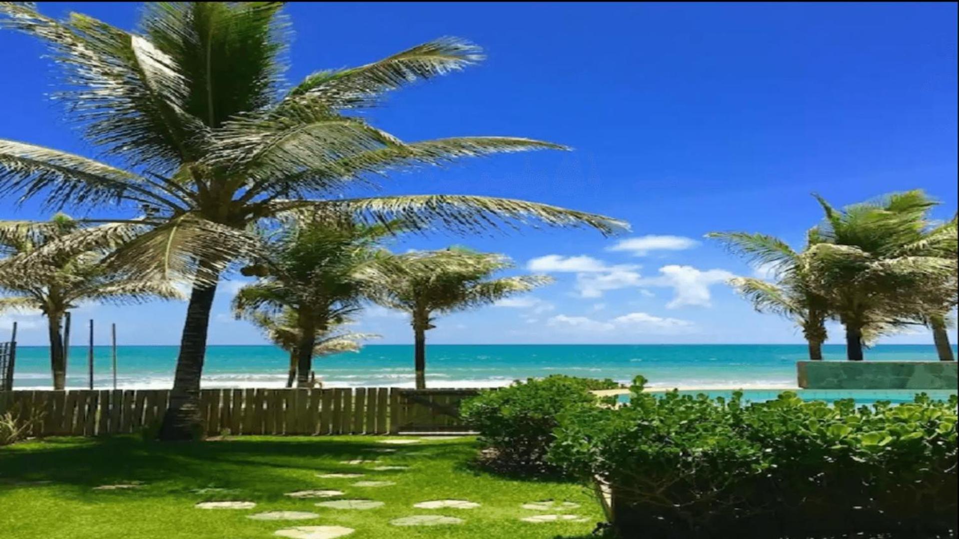 Beachfront house with garage in Guarajuba Beach