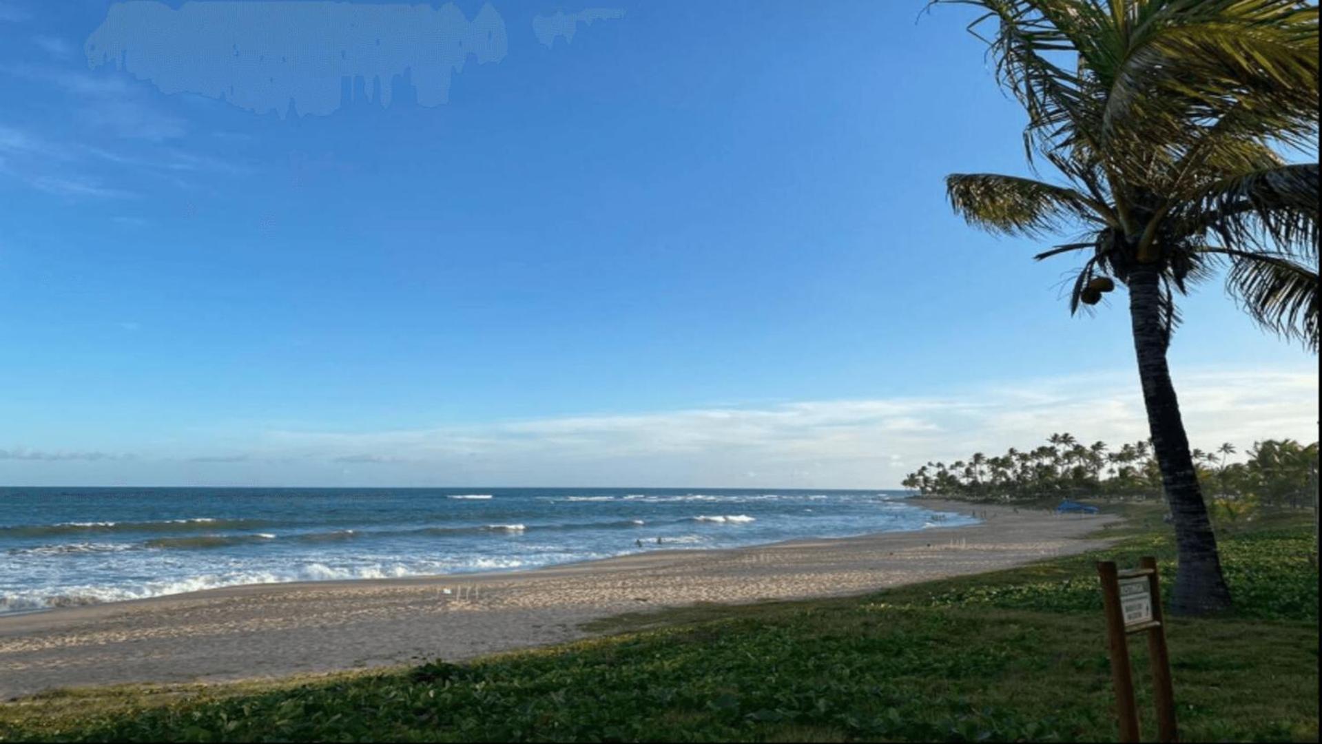 Beachfront house with garage in Guarajuba Beach