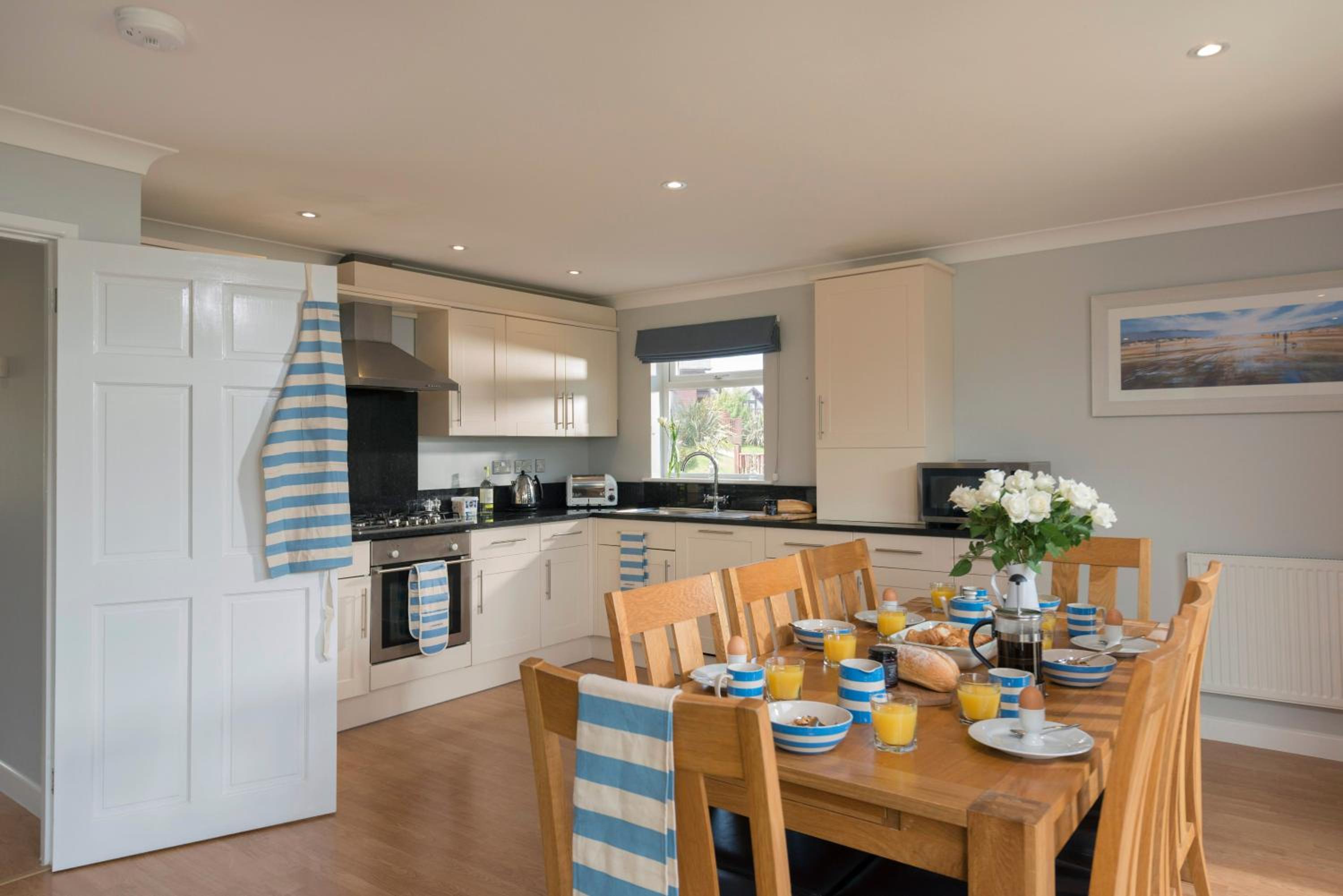 Skylark sleeps 8 private Hot Tub & Dogs welcome Nr Padstow, Resort Pool Bar & Watersports view 2