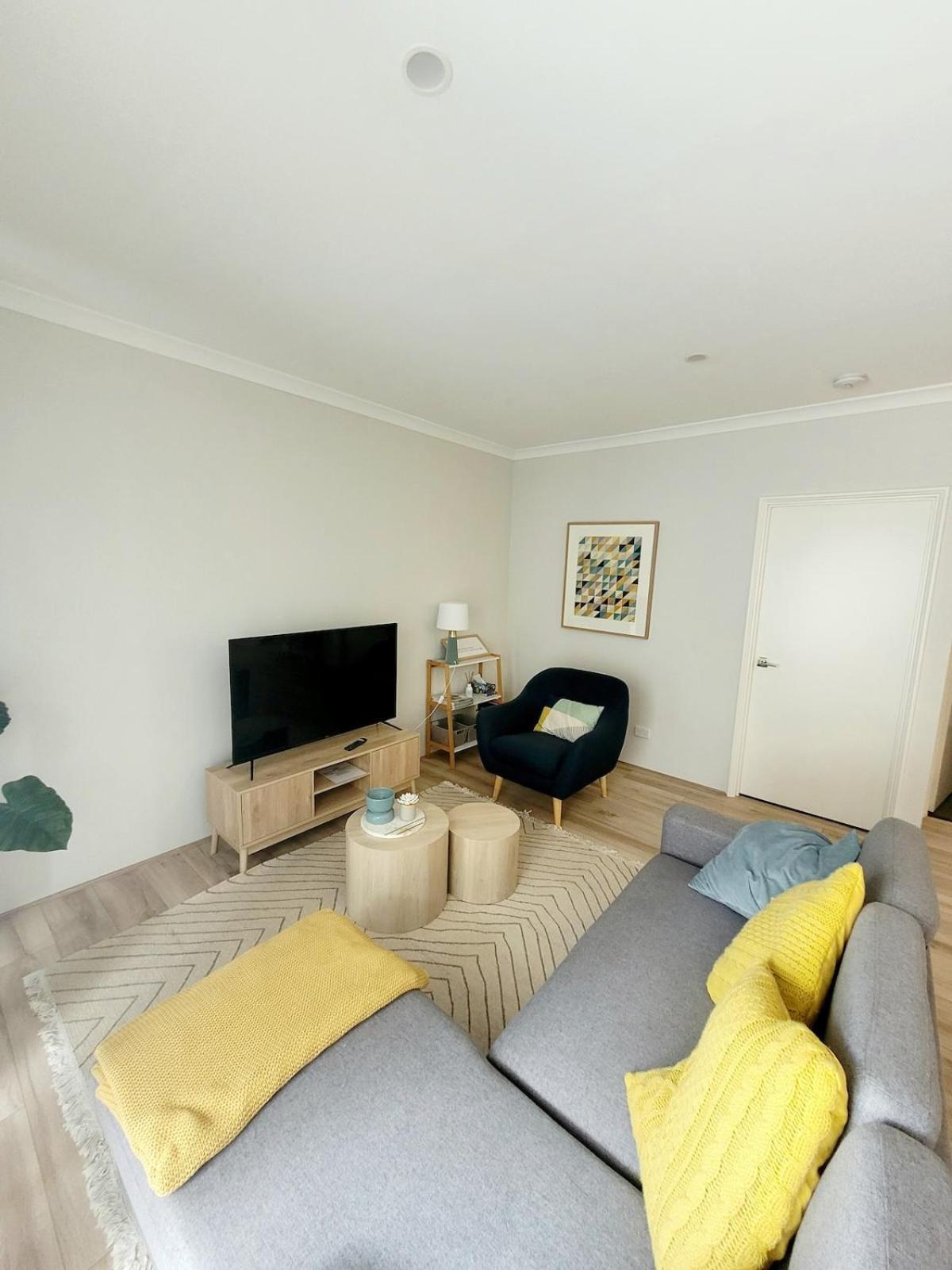 Bright Trendy 3BR Apt - Walk to River & Shops