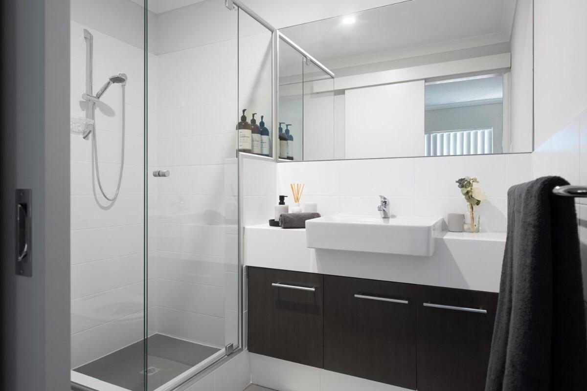 Bright Trendy 3BR Apt - Walk to River & Shops