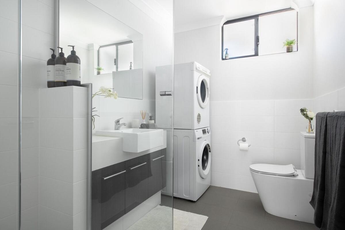 Bright Trendy 3BR Apt - Walk to River & Shops