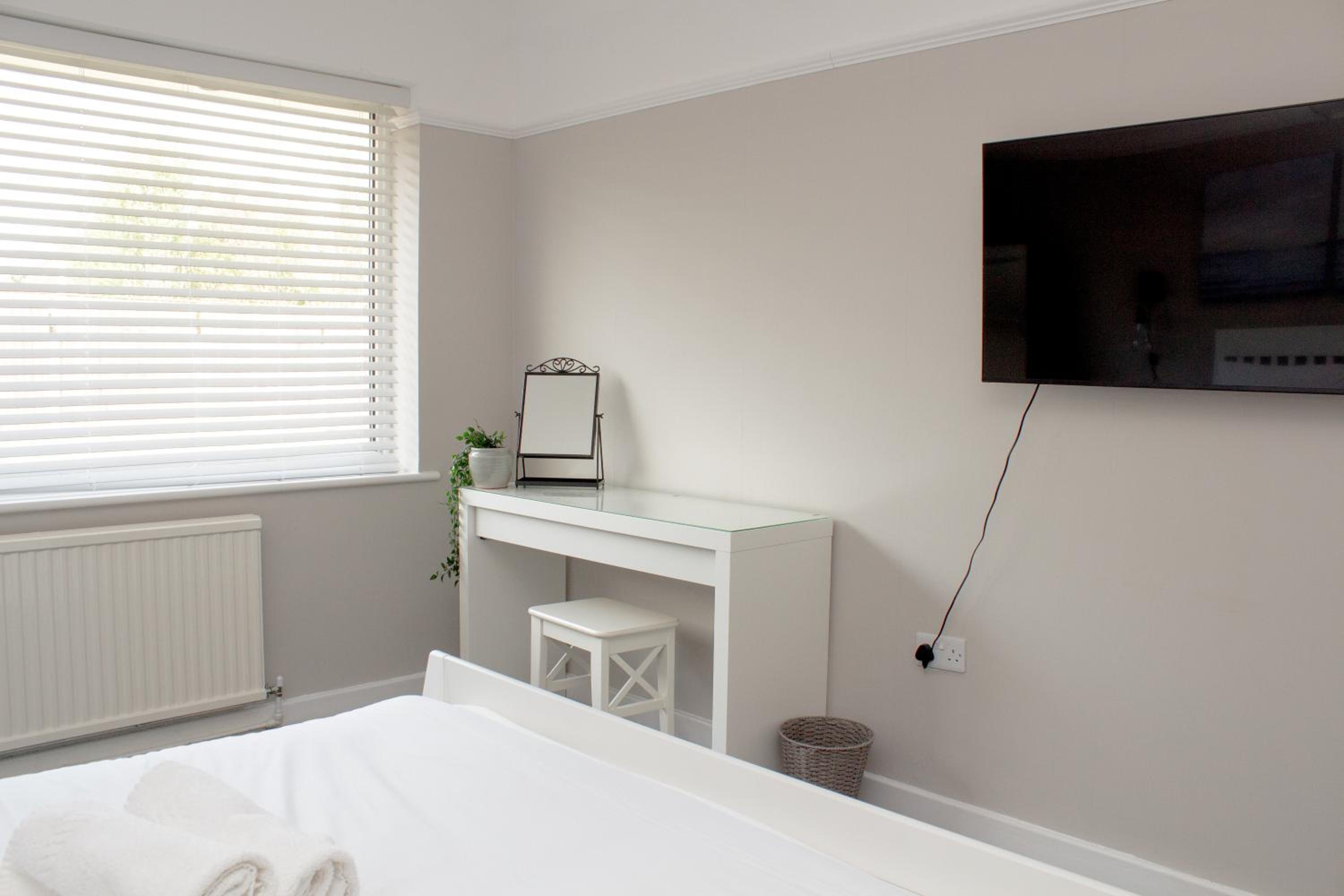 Cosy 3Bed Bungalow in West Kirby, Free Parking view 5