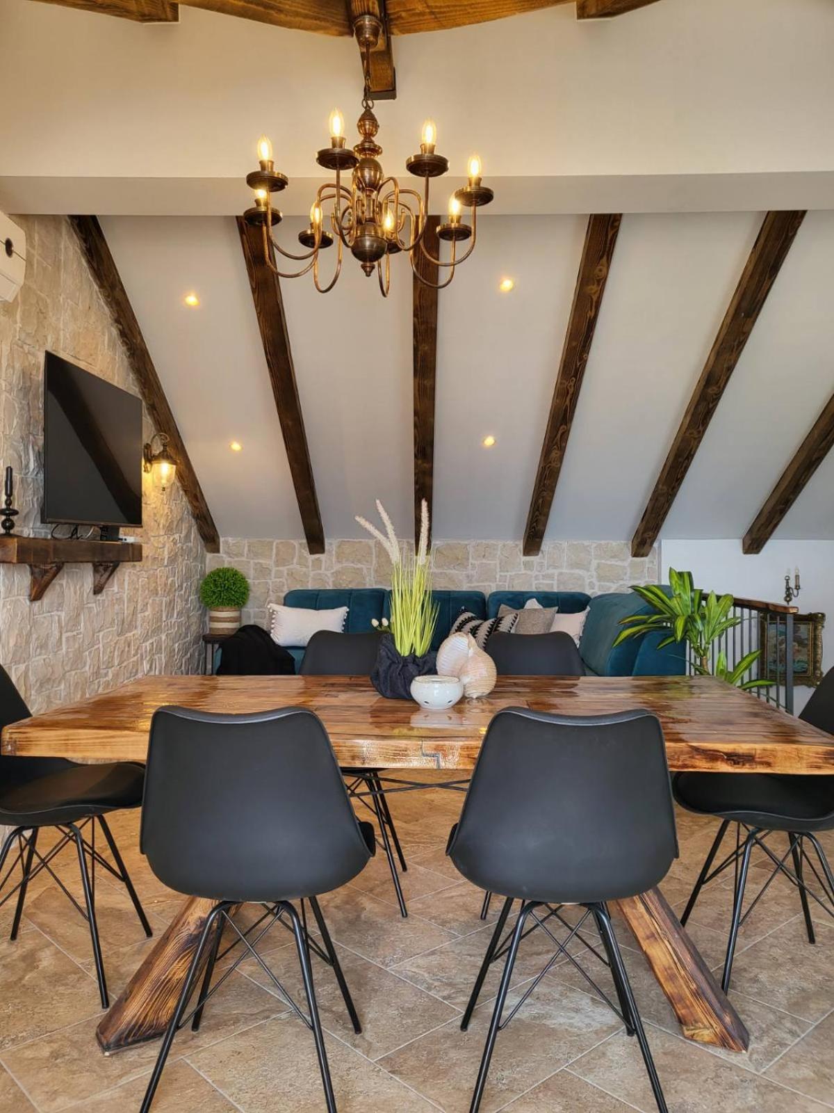Krapanj Seafront Stone House en Krapanj — dining