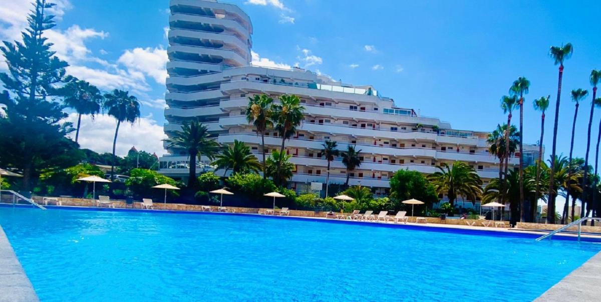 Beach and pool in Playa de las Americas photo 4