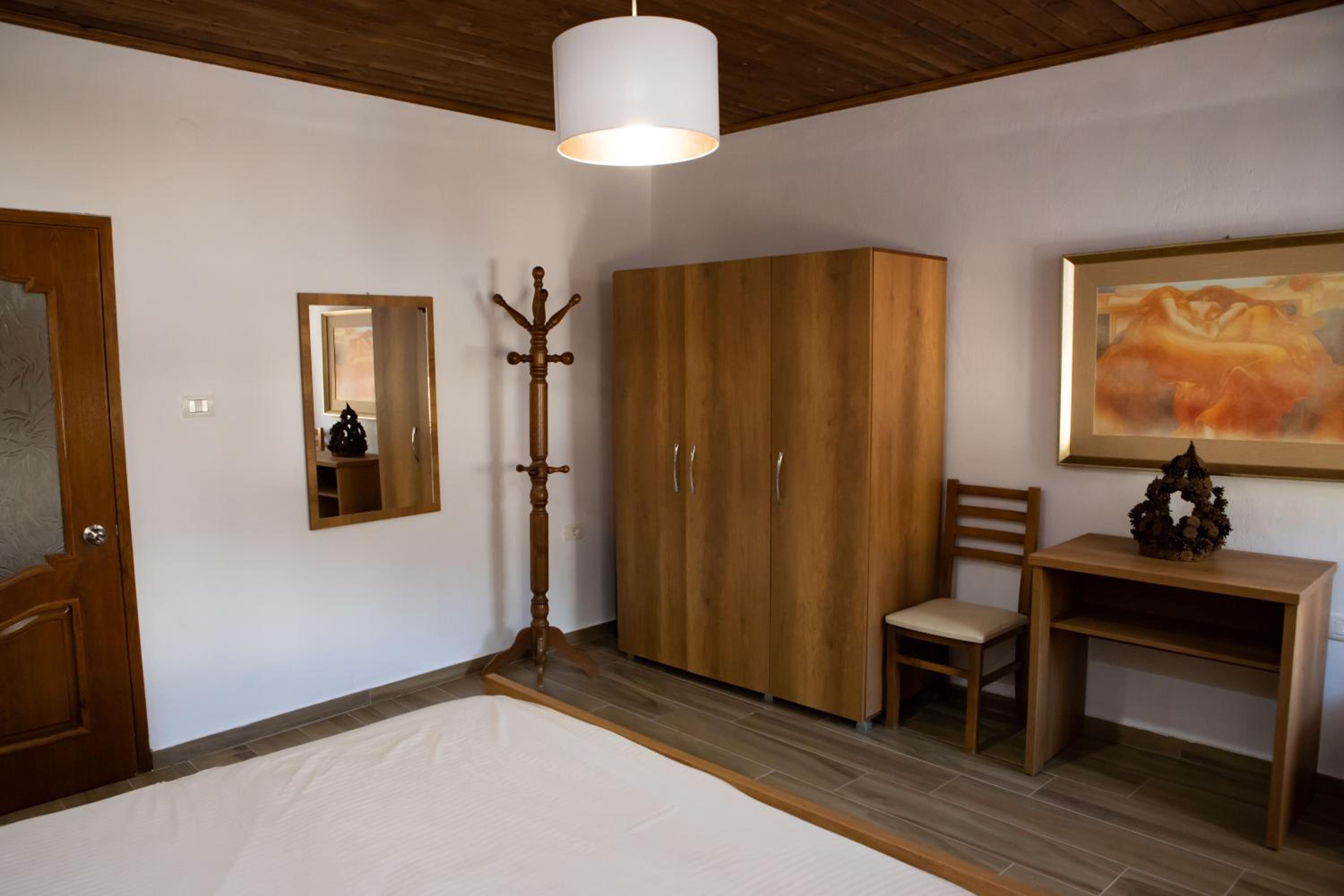 Eni entire guesthouse parking on site
