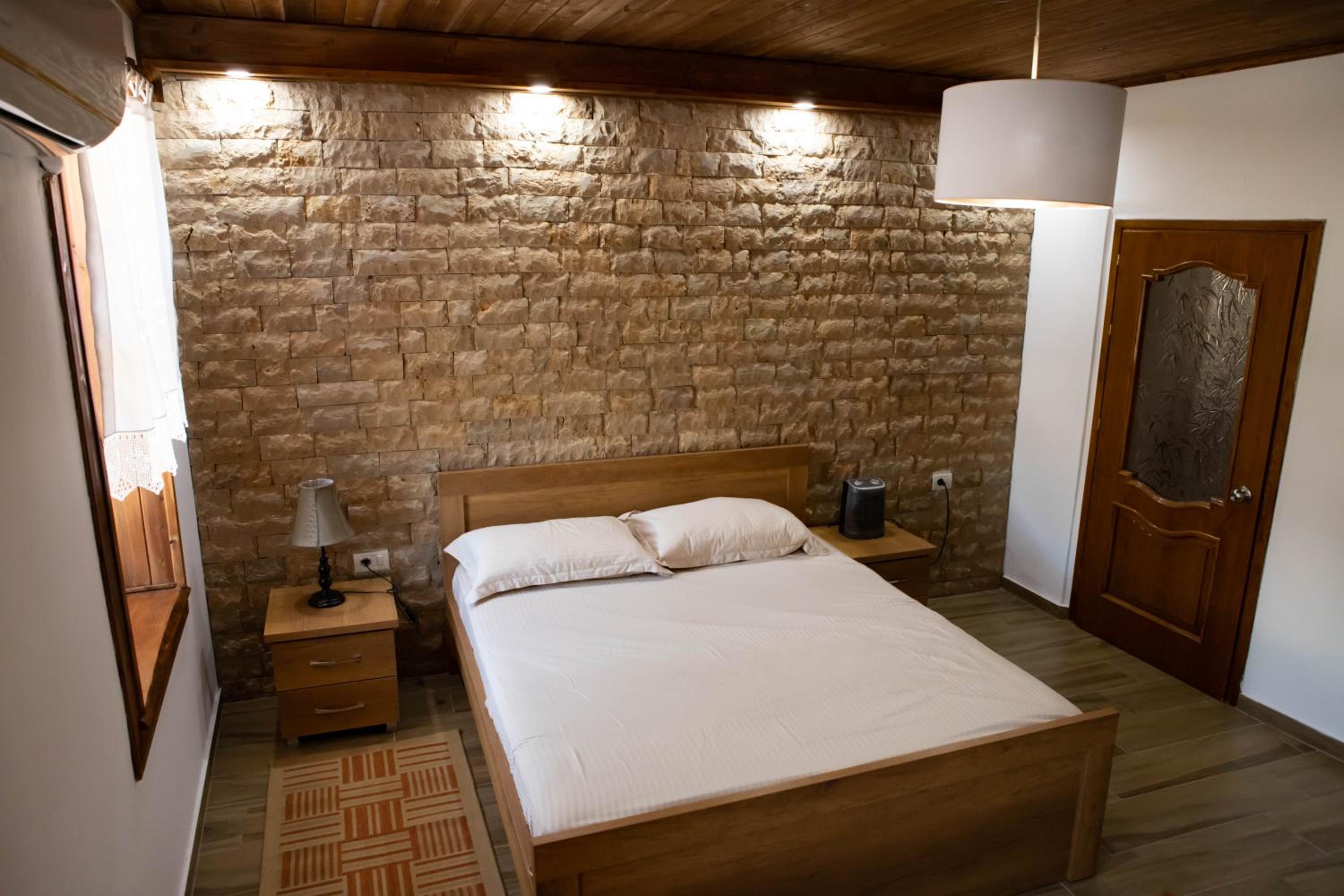 Eni entire guesthouse parking on site