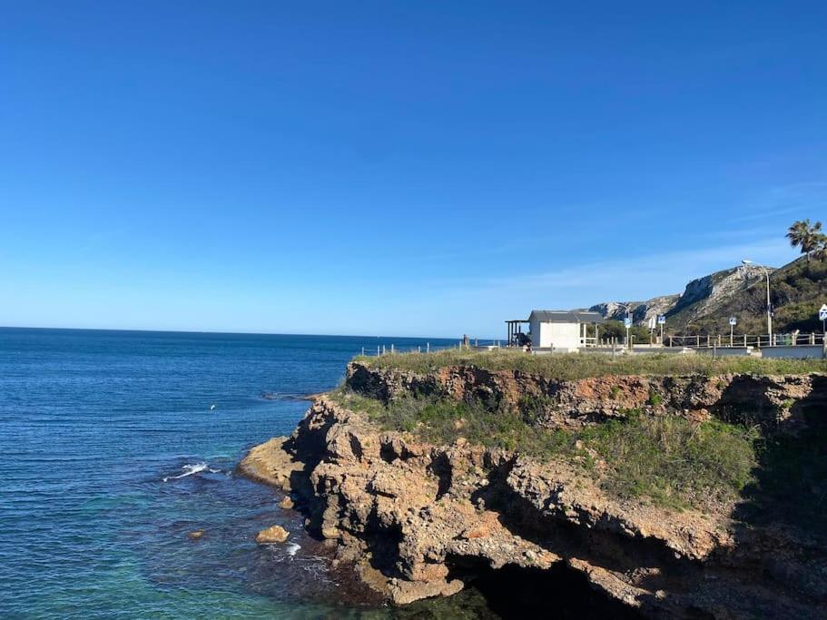 Apartamento en primera línea de playa con piscina y garaje gratuito