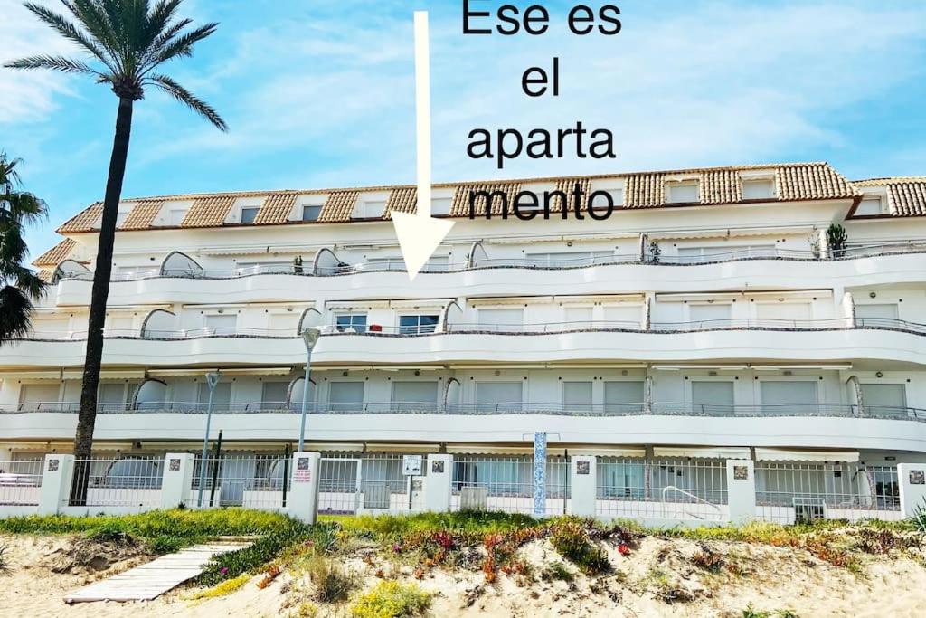 Apartamento en primera línea de playa con piscina y garaje gratuito