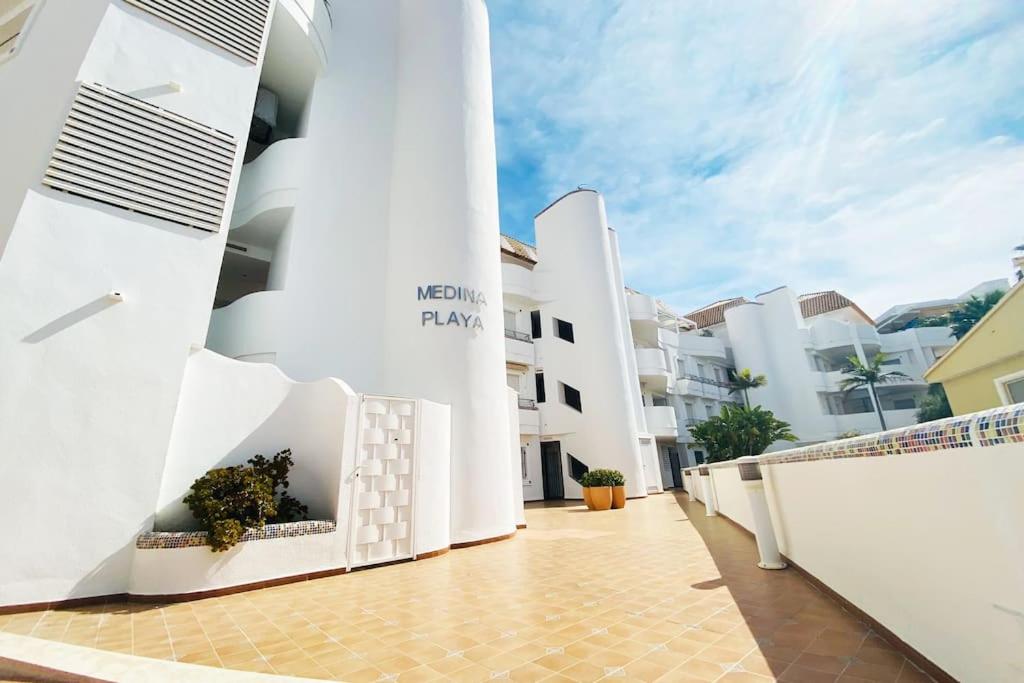 Apartamento en primera línea de playa con piscina y garaje gratuito