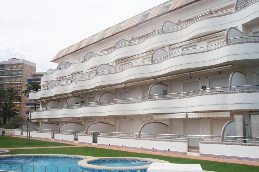 Apartamento en primera línea de playa con piscina y garaje gratuito