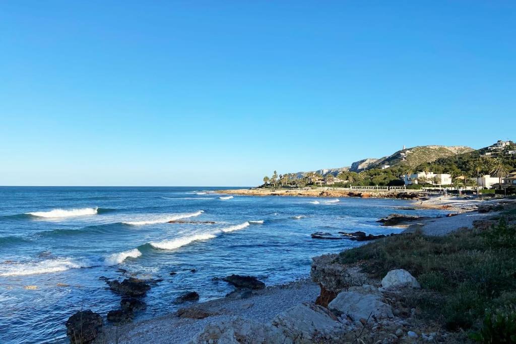 Apartamento en primera línea de playa con piscina y garaje gratuito