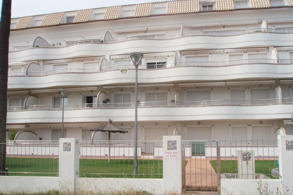 Apartamento en primera línea de playa con piscina y garaje gratuito