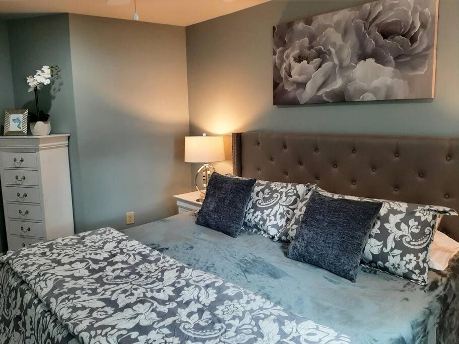 5 Star Waterfront Luxury Vacation Apartment view 2