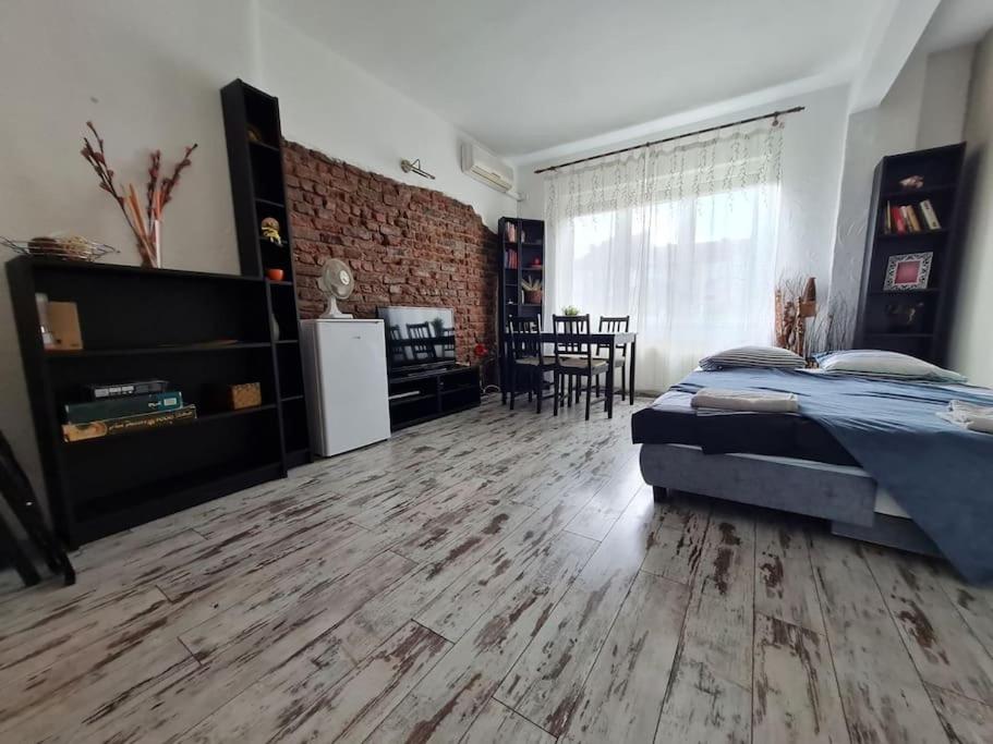 Raya Maisonette, Ideal Center