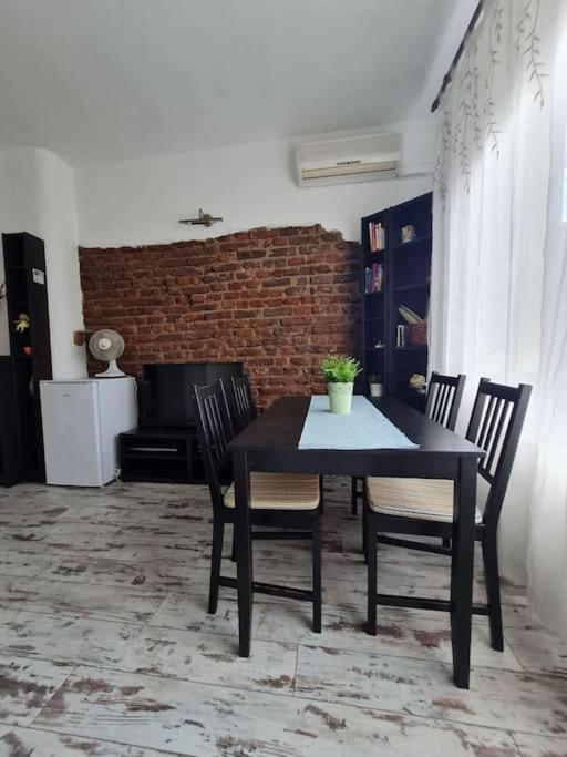 Raya Maisonette, Ideal Center