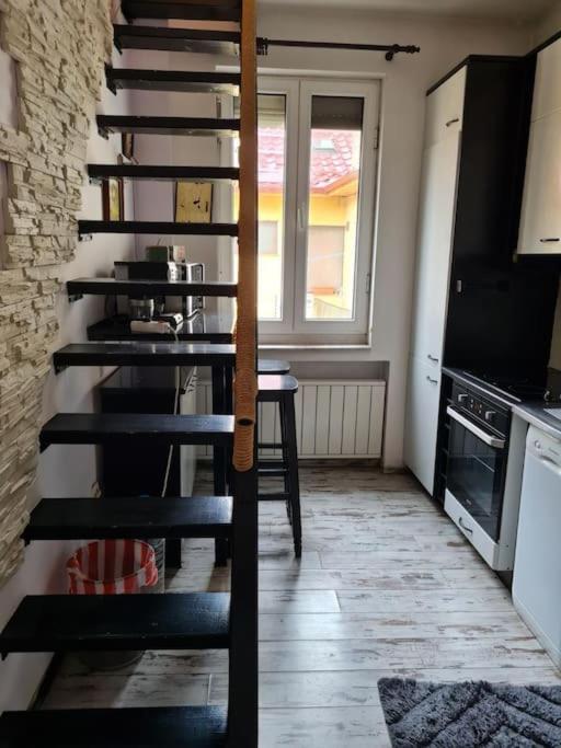 Raya Maisonette, Ideal Center