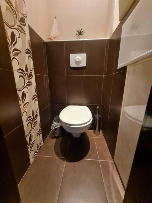 Raya Maisonette, Ideal Center