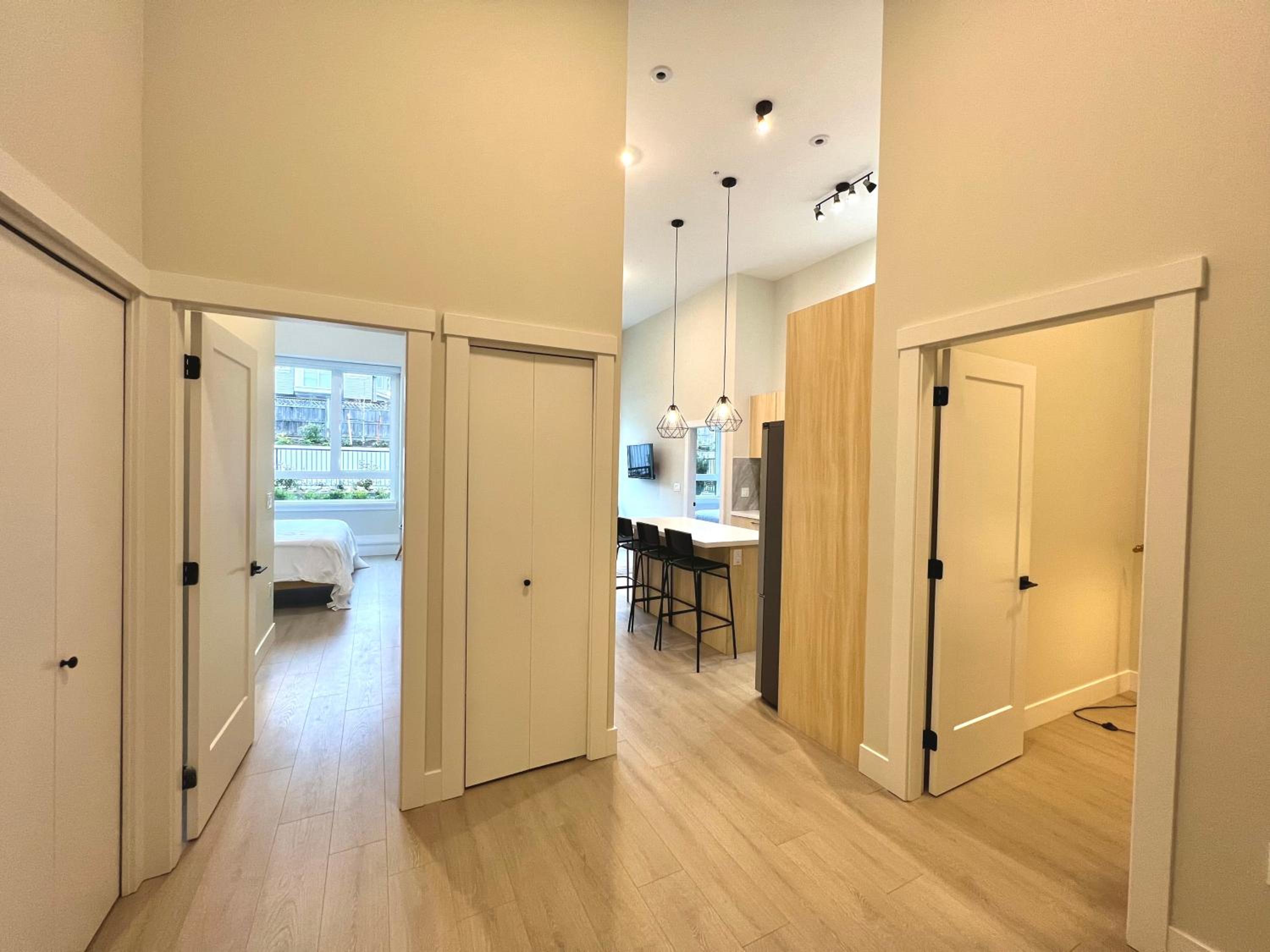 Modern Ground Level 3 bed 2 bath Condo with Free Parking
