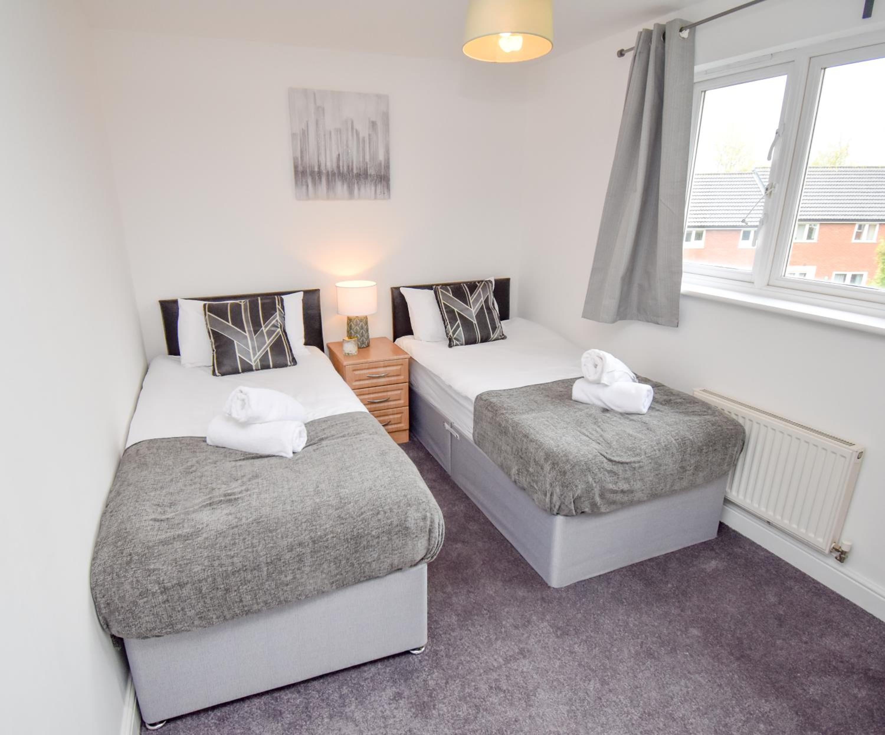 Milton Keynes 5BR CONTRACTORS house LONG STAYS welcome Managed by Chique Properties Ltd view 2