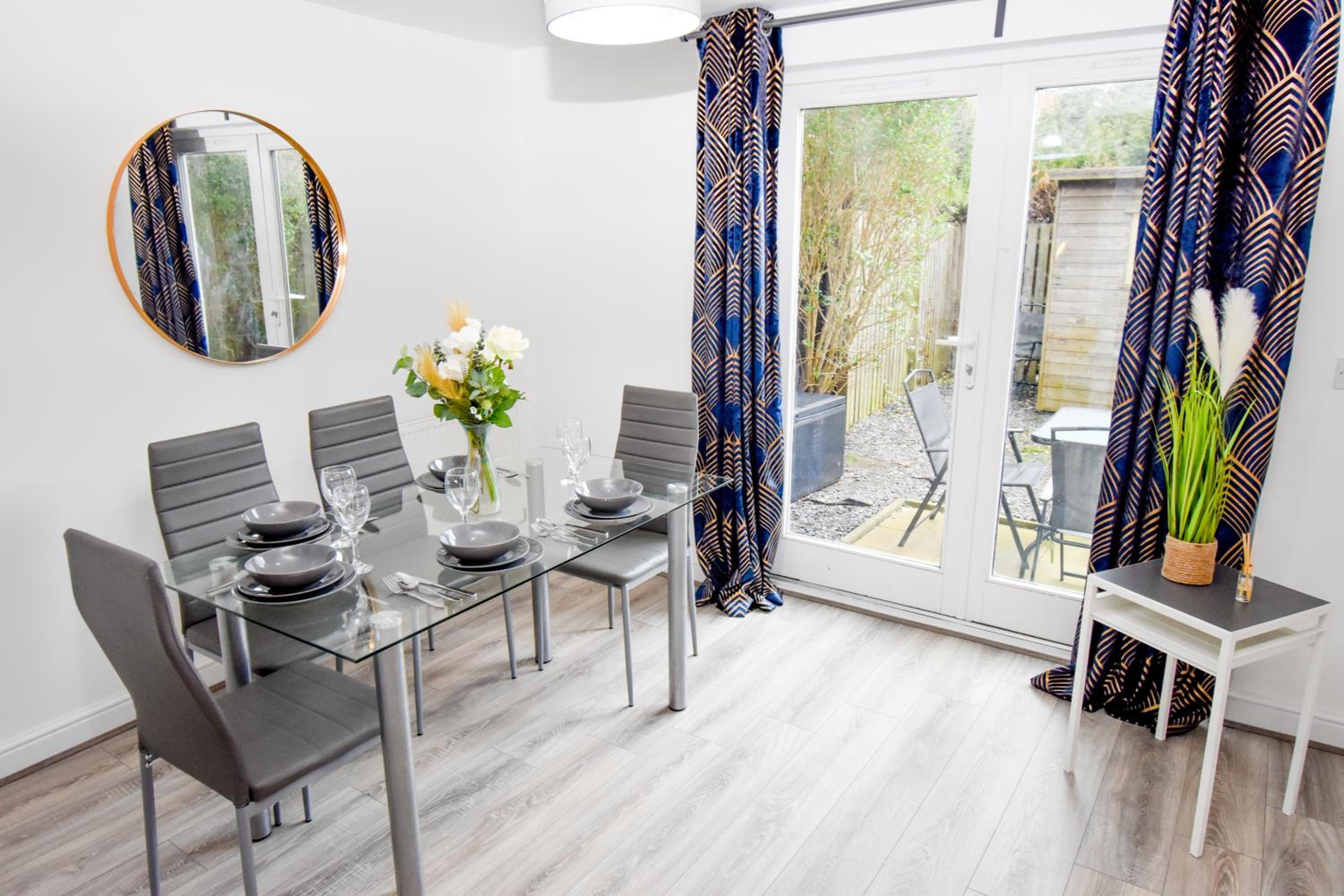Milton Keynes 5BR CONTRACTORS house LONG STAYS welcome Managed by Chique Properties Ltd view 4