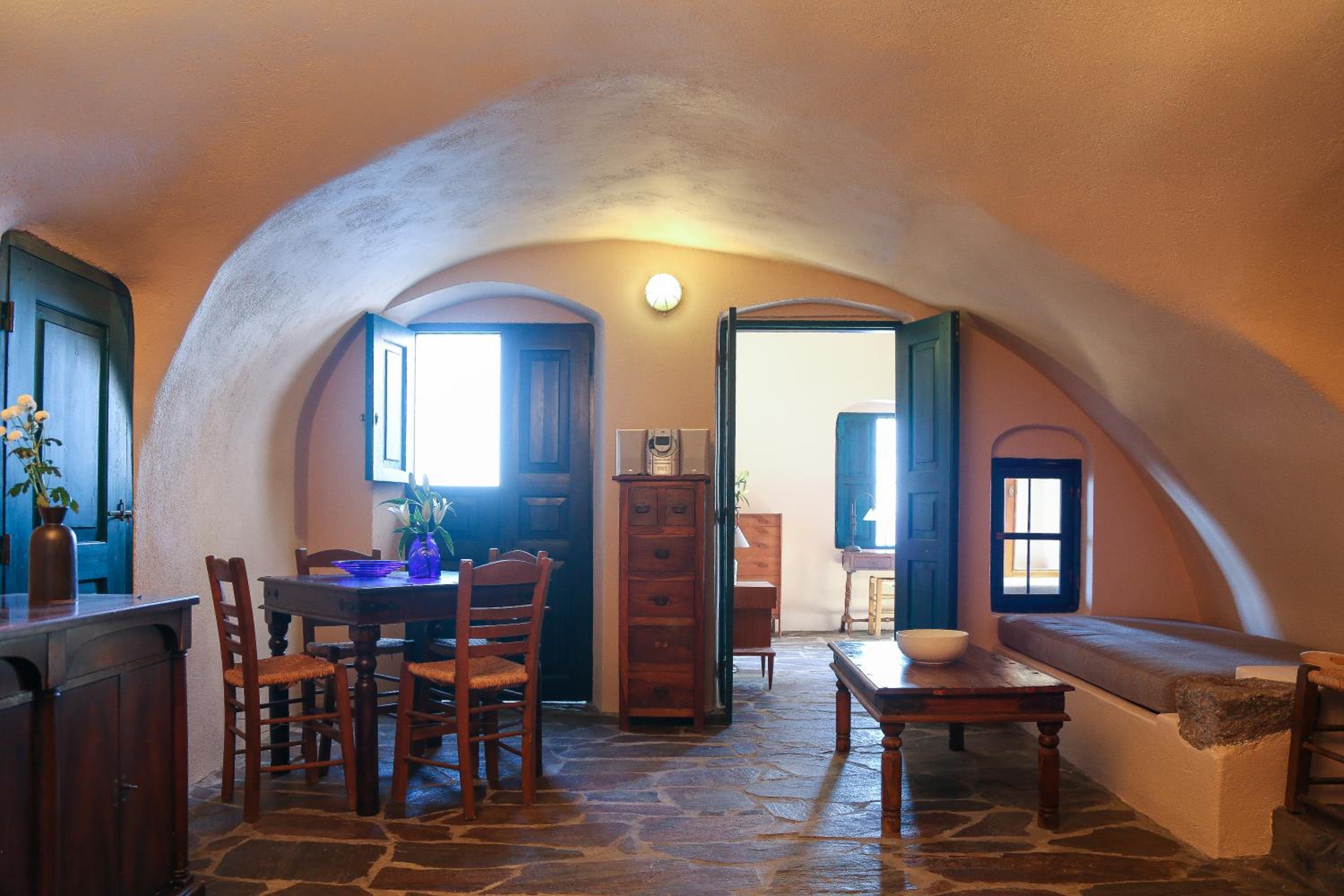 Oia VineyART Homes