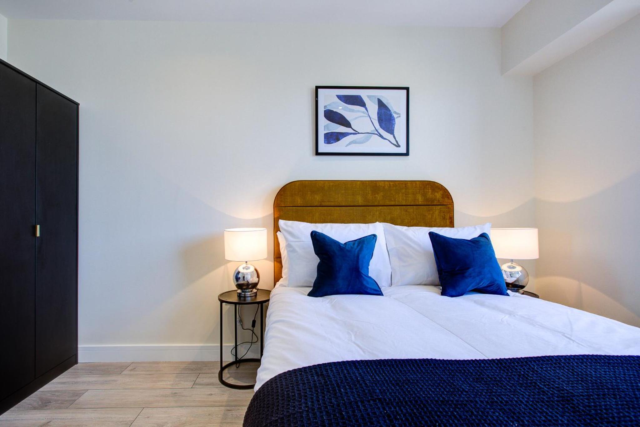 Hybrid Resi - London, Sutton, FREE on-site Car or Van parking view 2