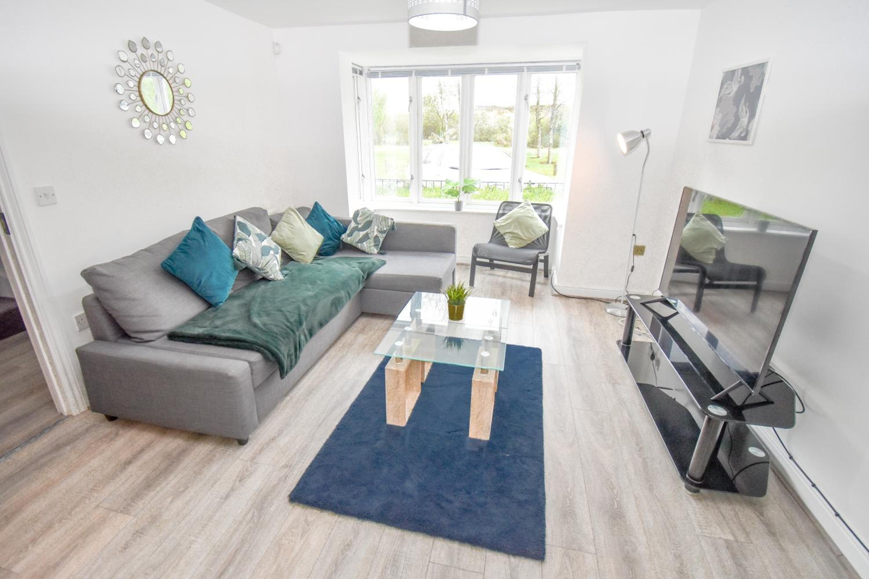 Milton Keynes 5BR CONTRACTORS house LONG STAYS welcome Managed by Chique Properties Ltd view 5