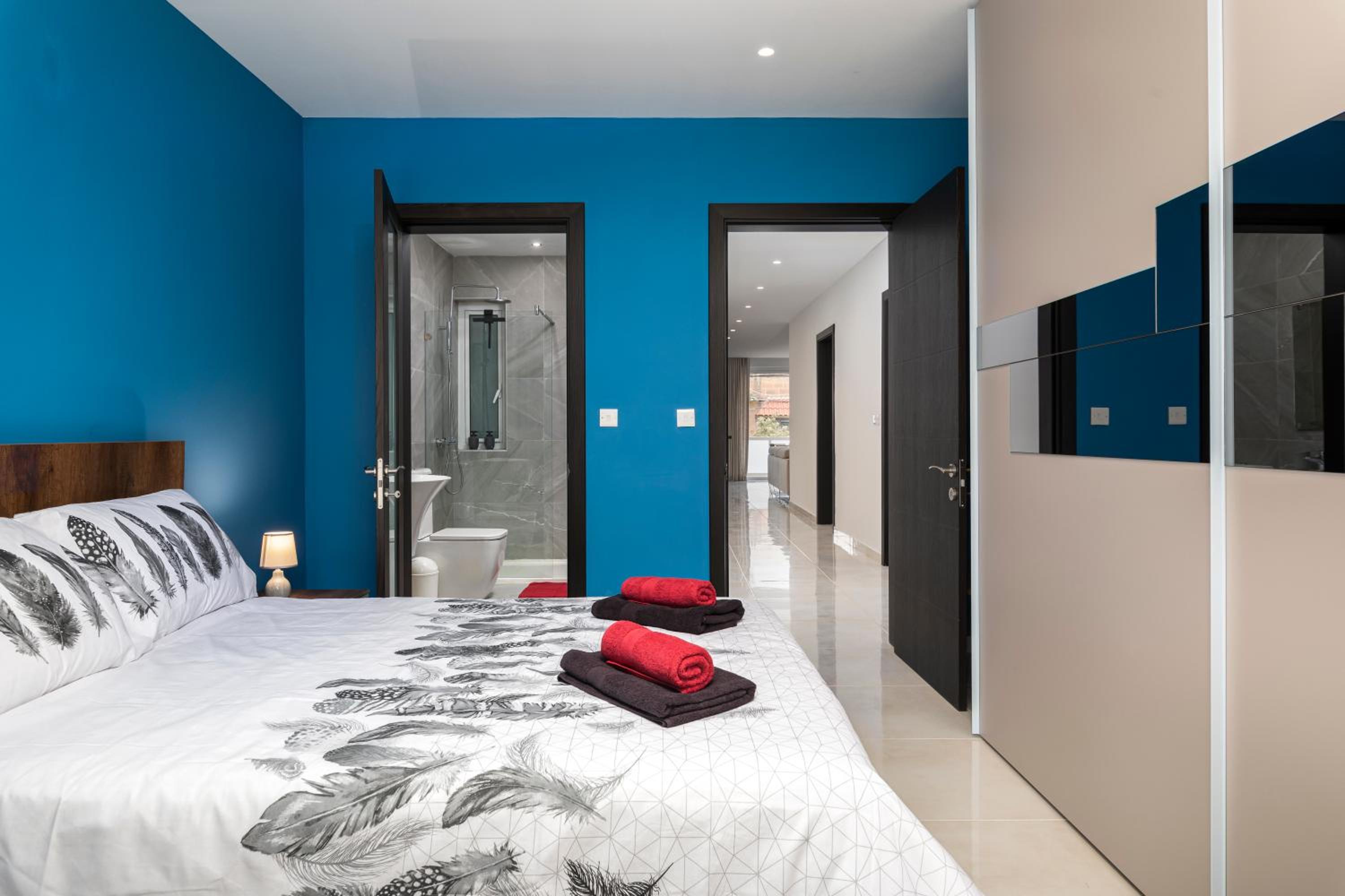 Modern 3BR Stylish Apartment with large Balcony - Close to St Julians and St Georges Bay photo 5