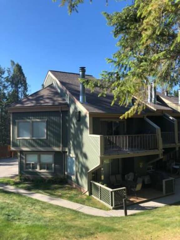 Hotel Akiskinook At Windermere Lake - Private Beach Access - New Pool And Hot Tub Now Open!