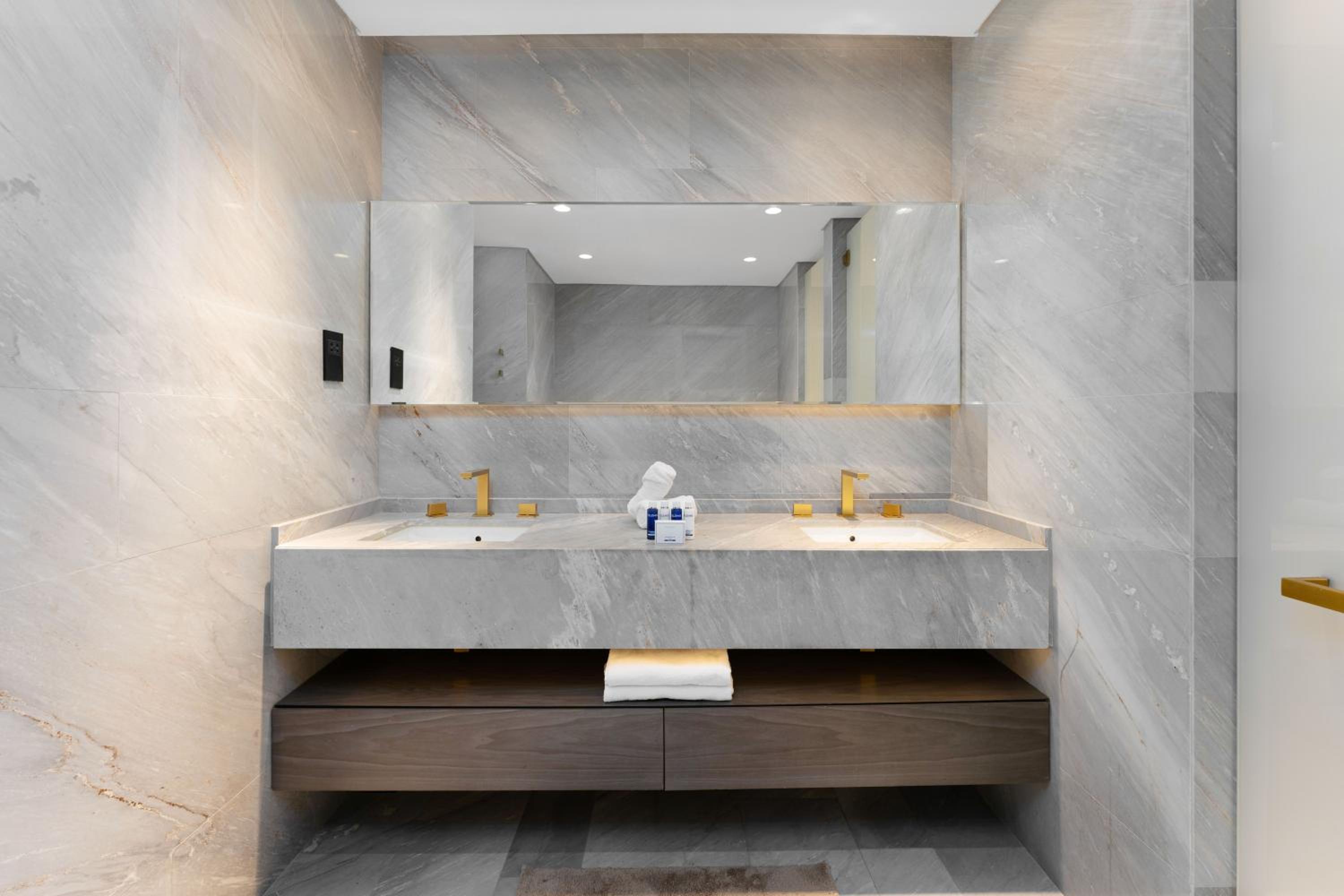 Maison Privee - Glamourous Apt with Sea Views at FIVE Palm