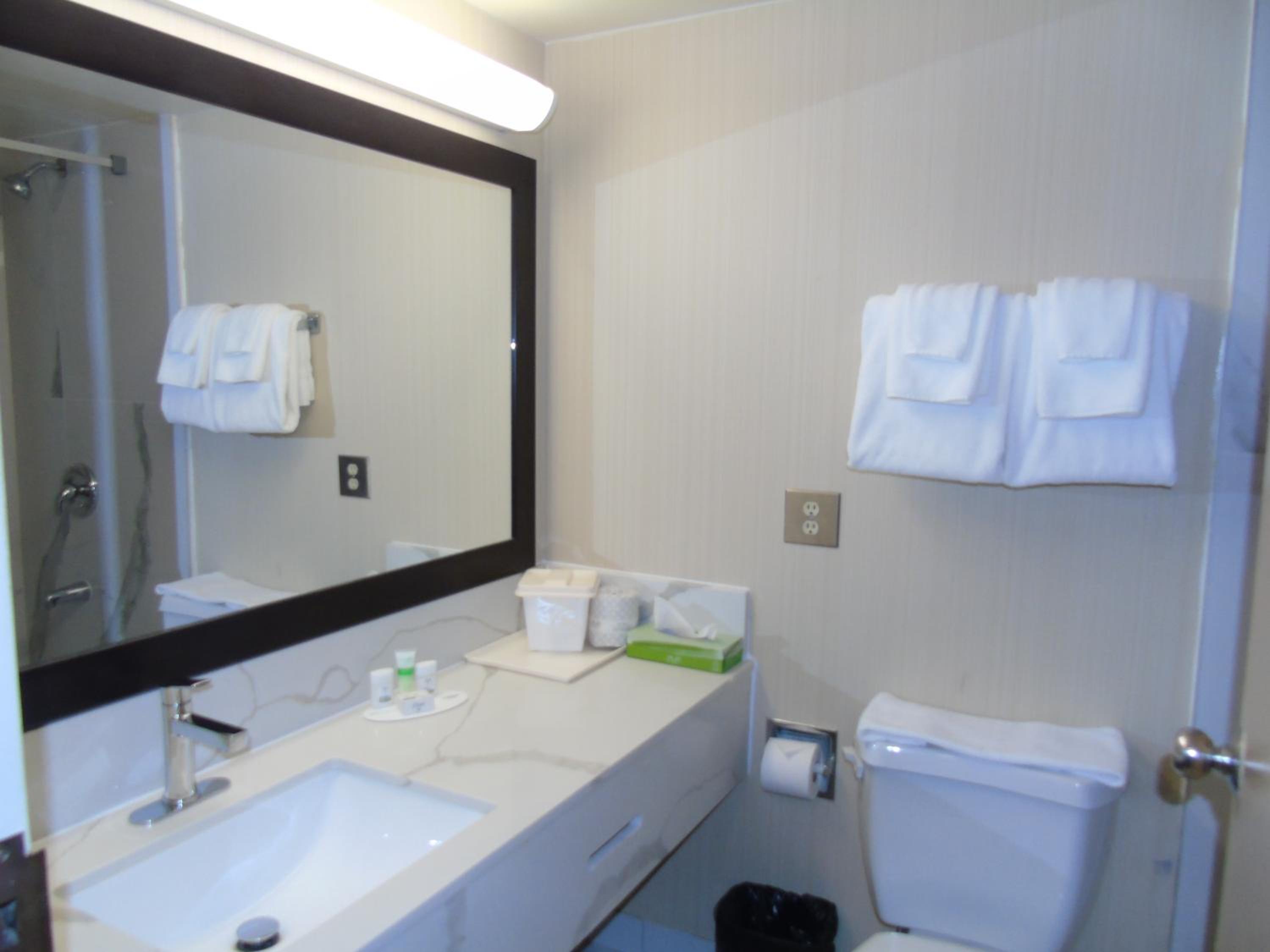 Belleville Vacations - Ramada by Wyndham Belleville Harbourview Conference Center - Property Image 13